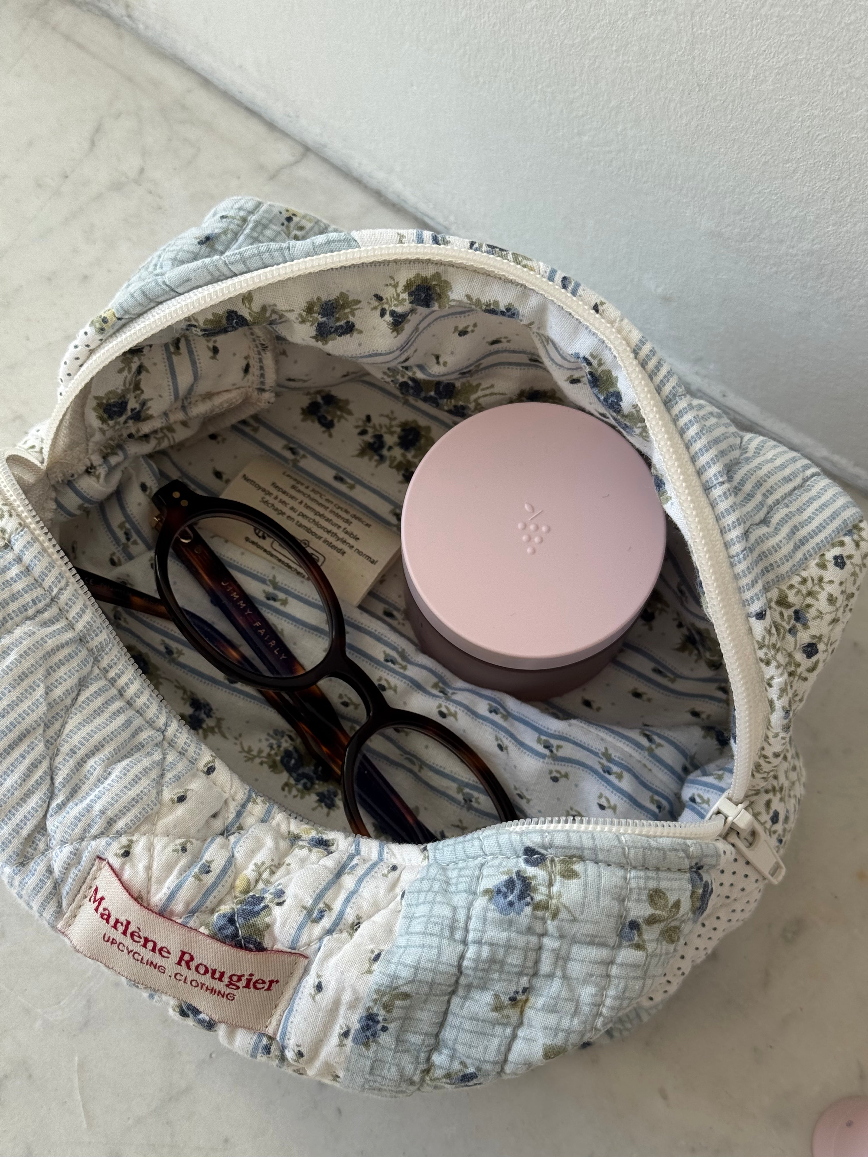 Trousse upcyclée matelassée blanche à motifs