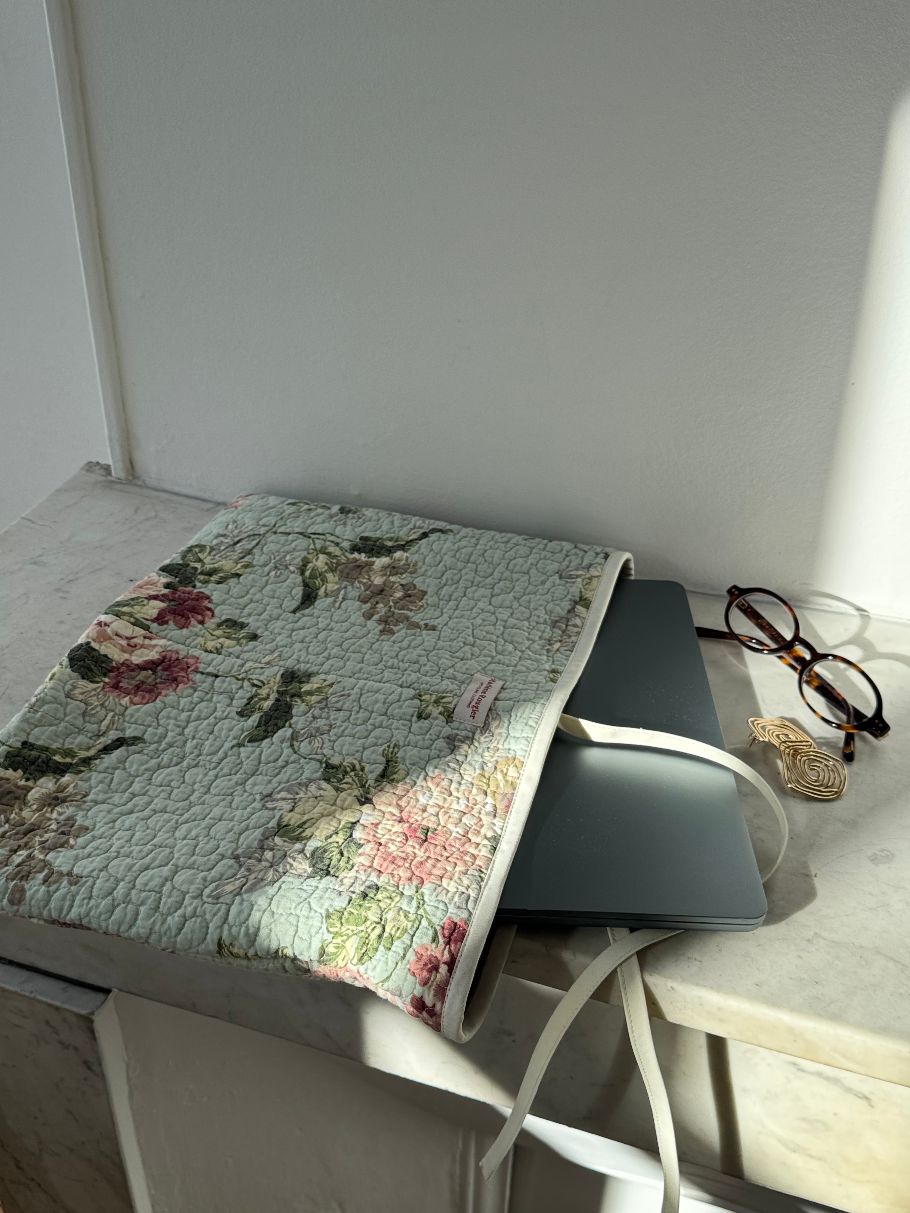 Pochette upcyclée matelassée vert d'eau à fleurs