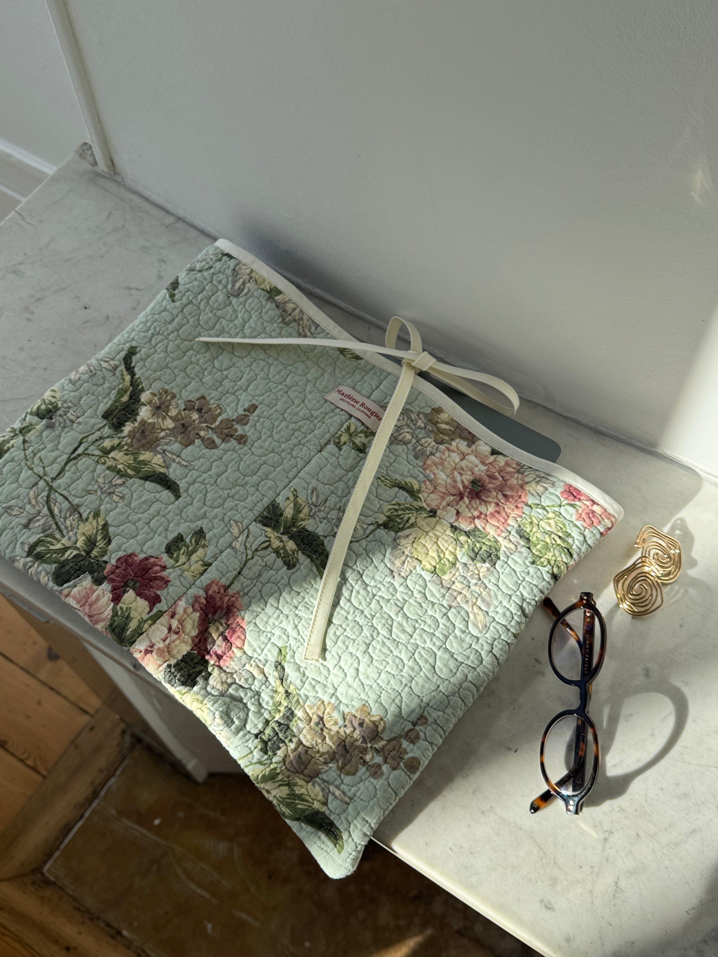 Pochette upcyclée matelassée vert d'eau à fleurs