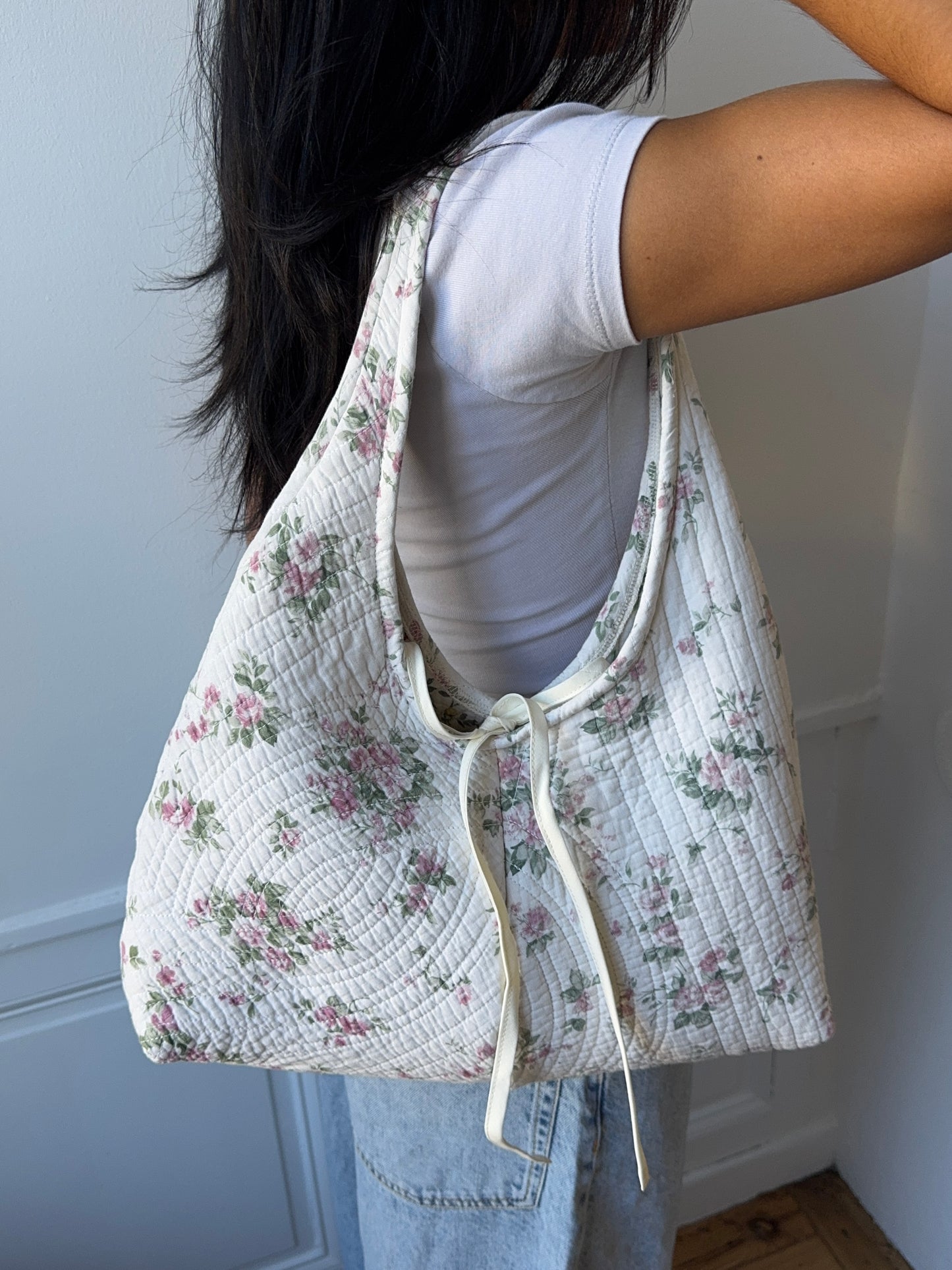 Sac upcyclé matelassé blanc à fleurs