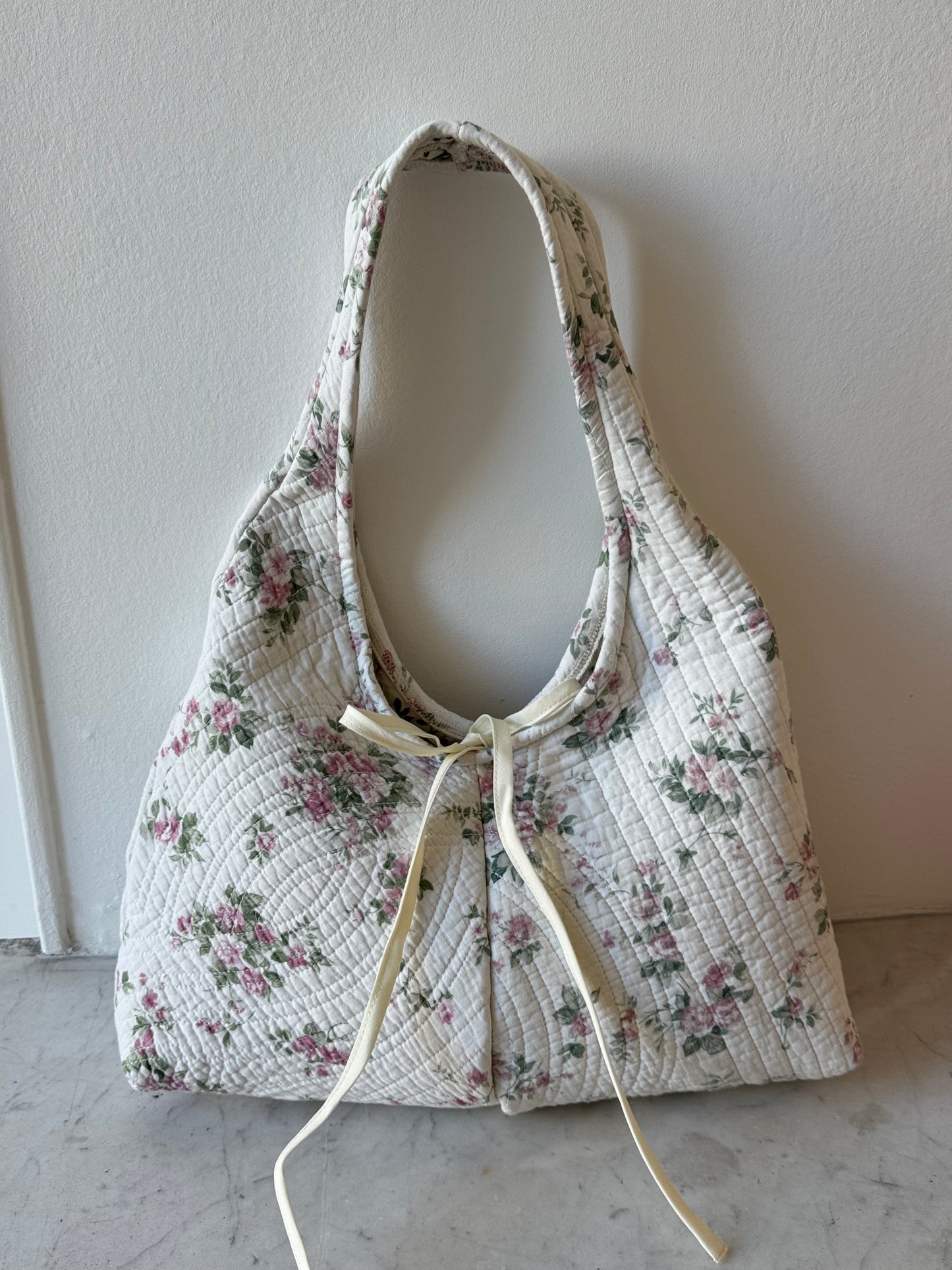 Sac upcyclé matelassé blanc à fleurs