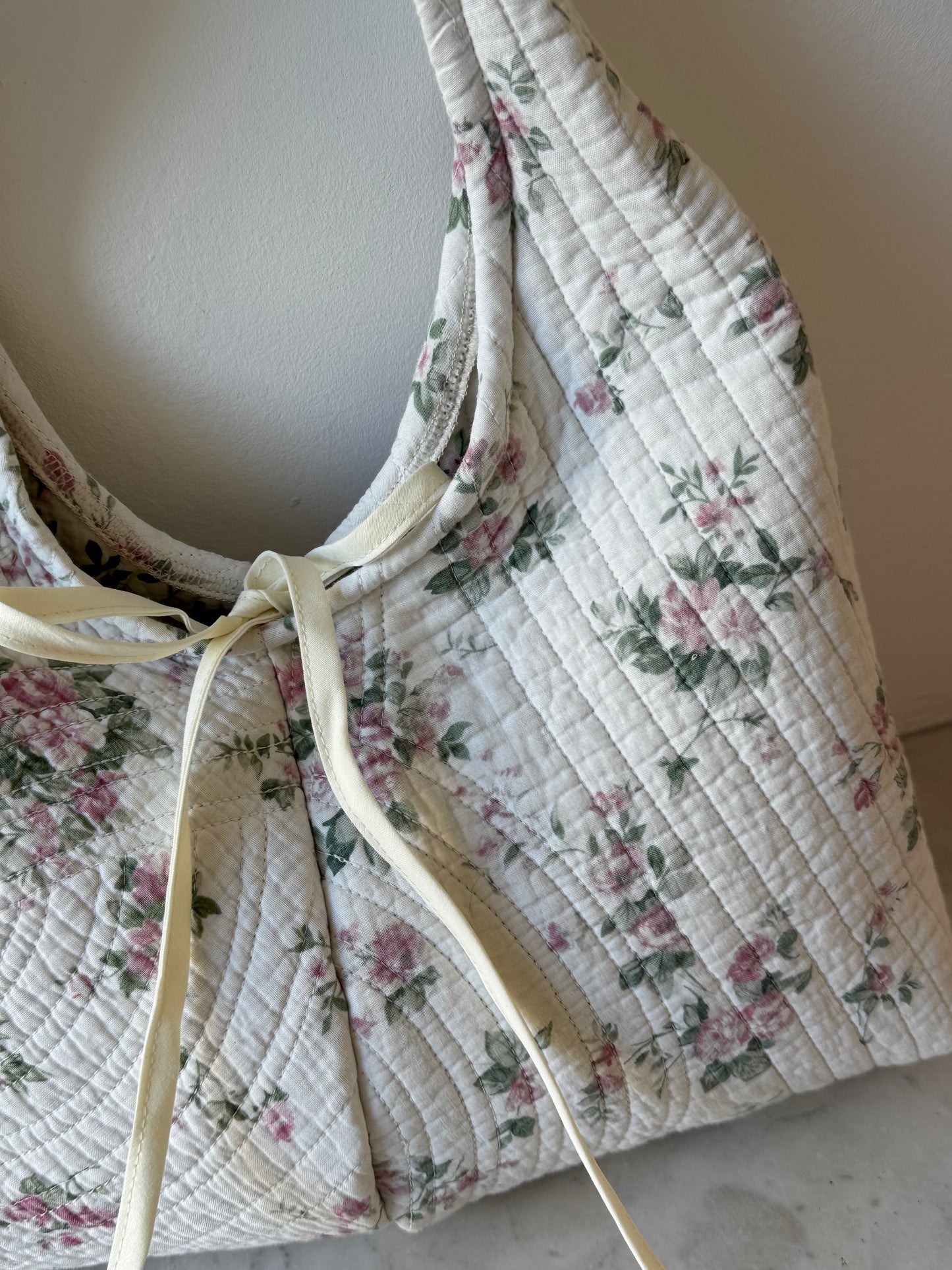 Sac upcyclé matelassé blanc à fleurs