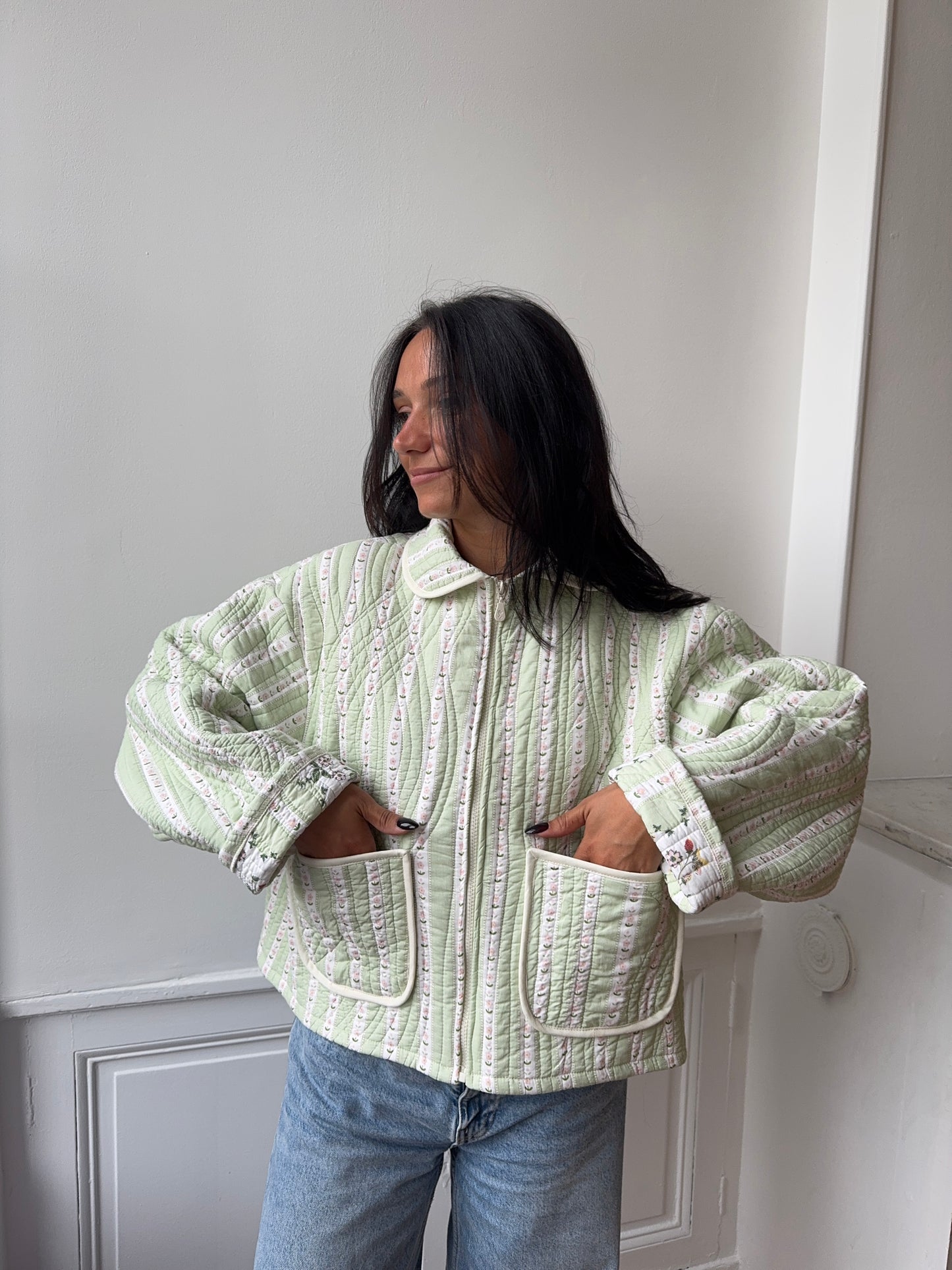 Veste upcyclée matelassée vert clair et motifs