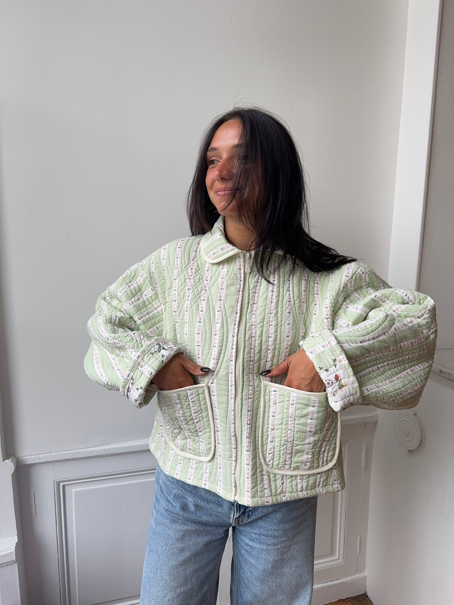 Veste upcyclée matelassée vert clair et motifs
