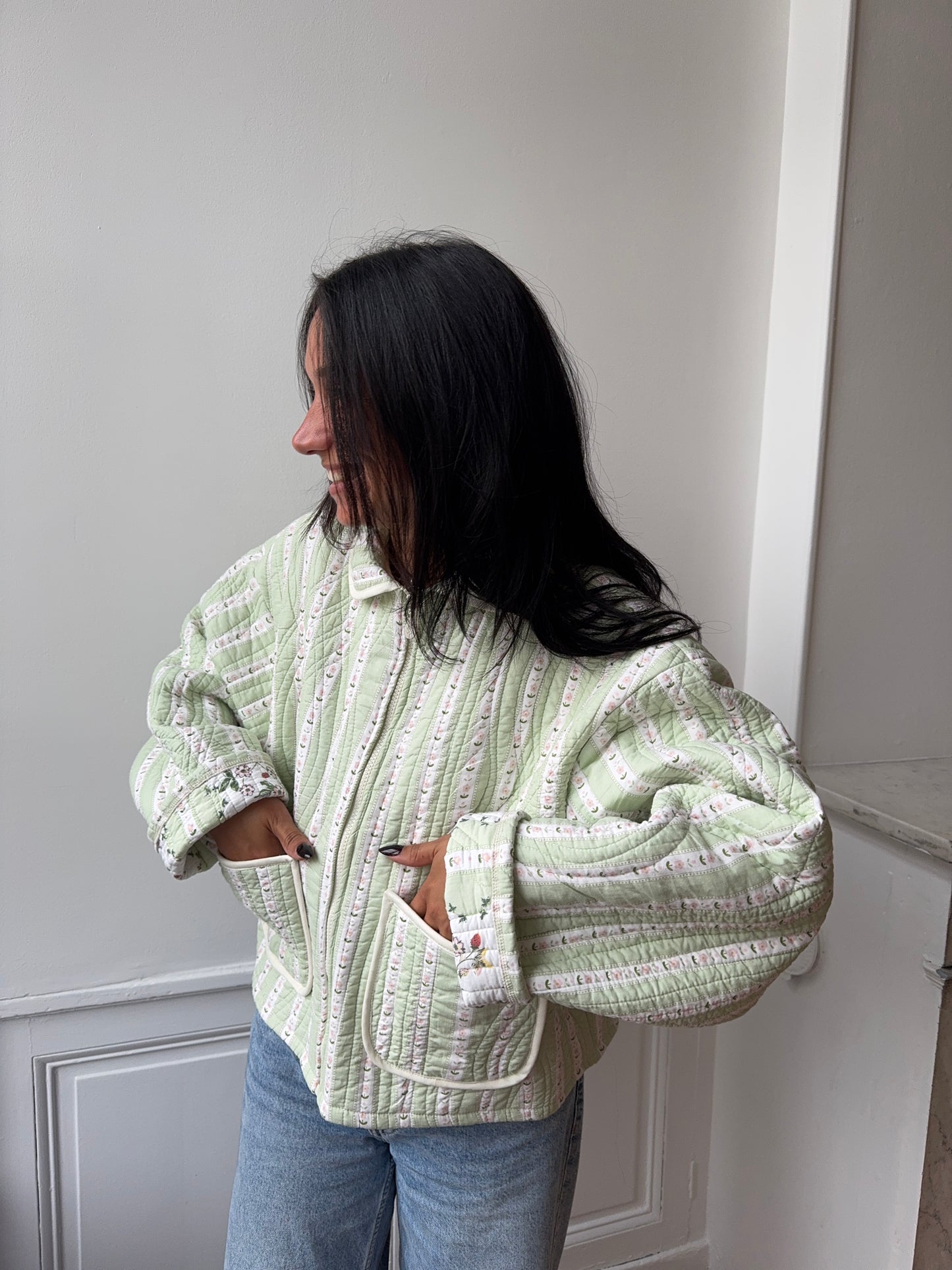 Veste upcyclée matelassée vert clair et motifs