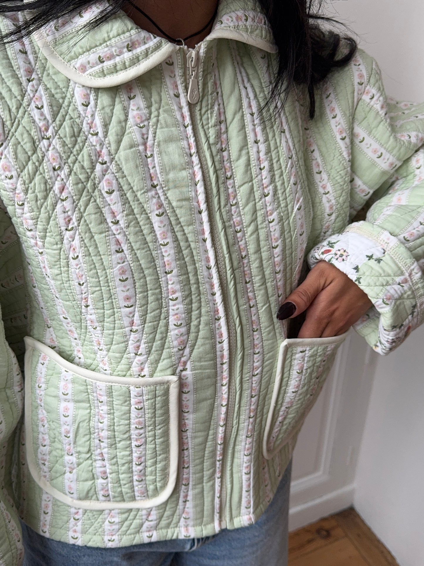 Veste upcyclée matelassée vert clair et motifs