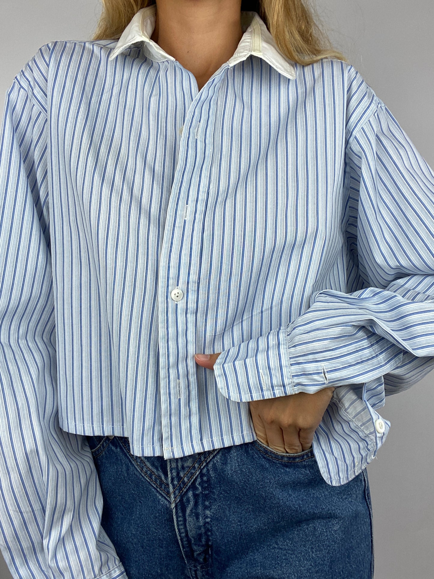 Chemise upcyclée dos nu bleu clair à rayures