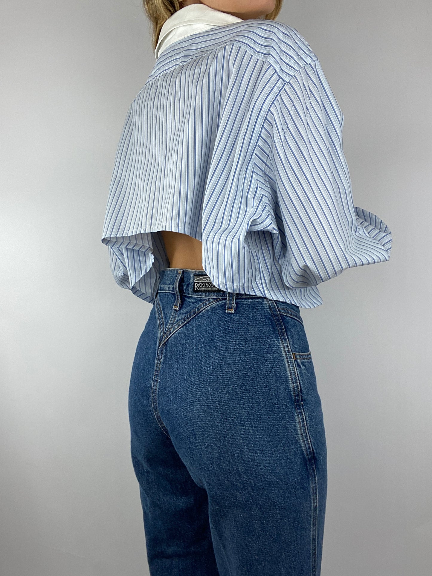 Chemise upcyclée dos nu bleu clair à rayures