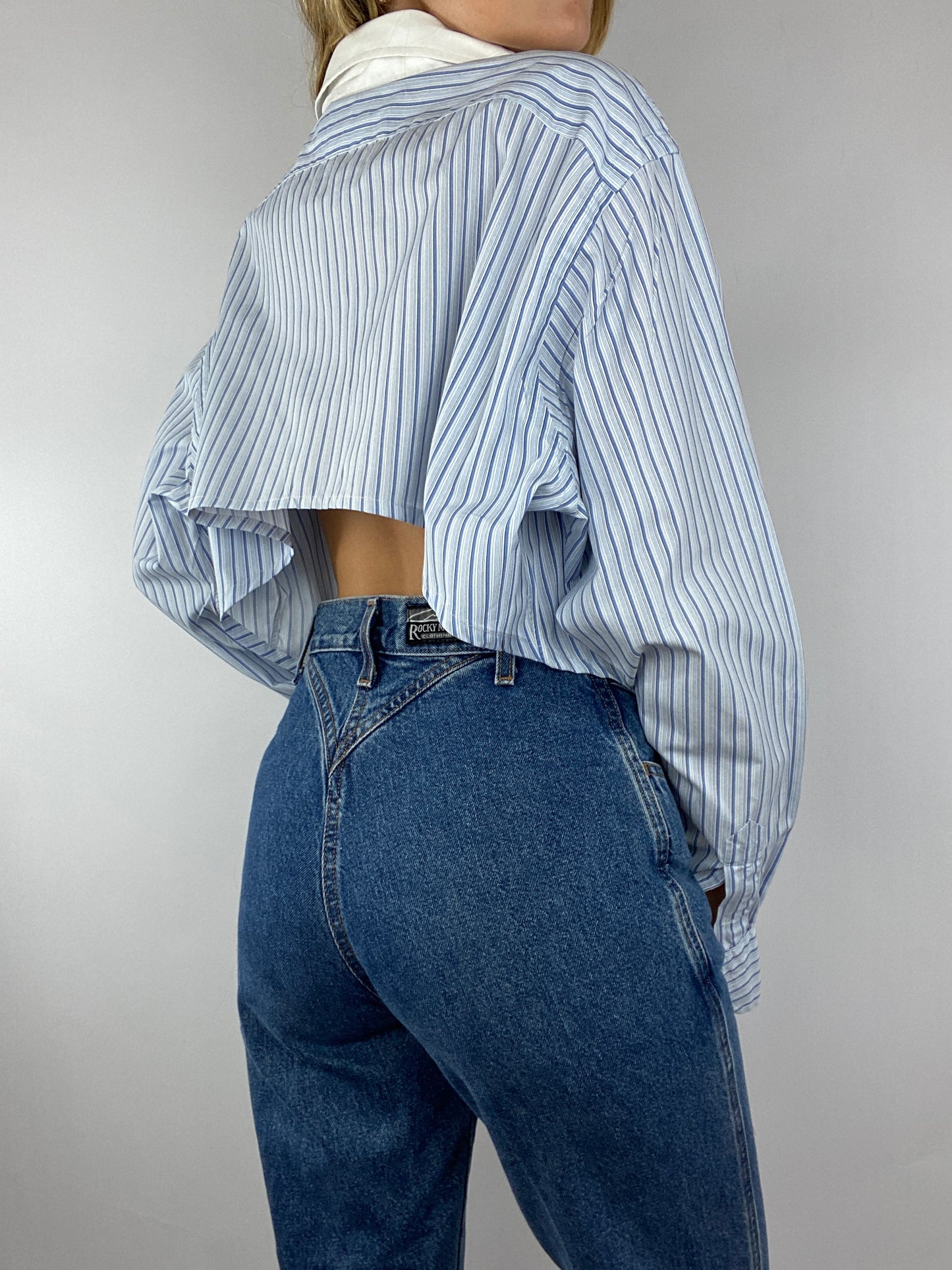 Chemise upcyclée dos nu bleu clair à rayures