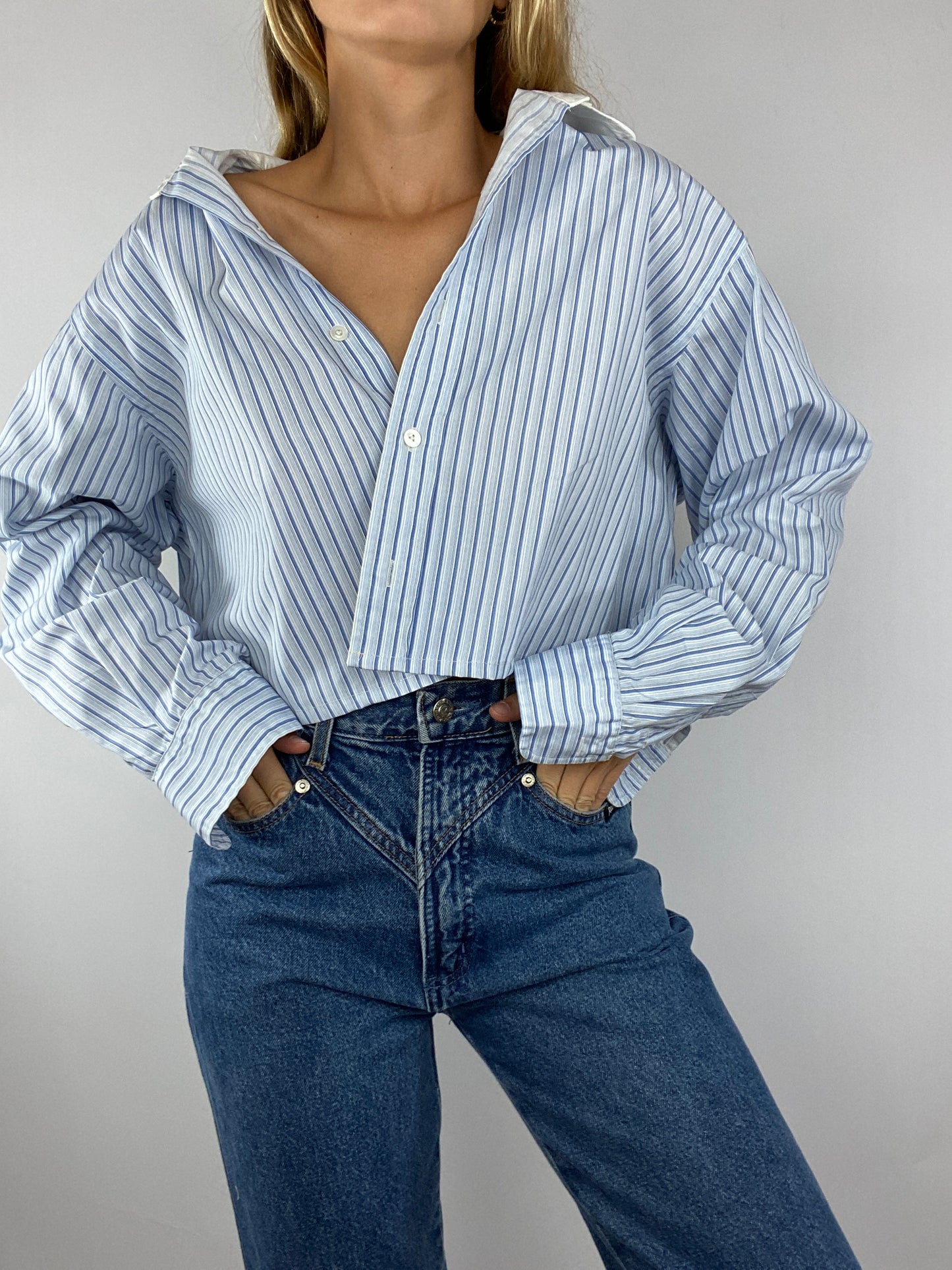 Chemise upcyclée dos nu bleu clair à rayures