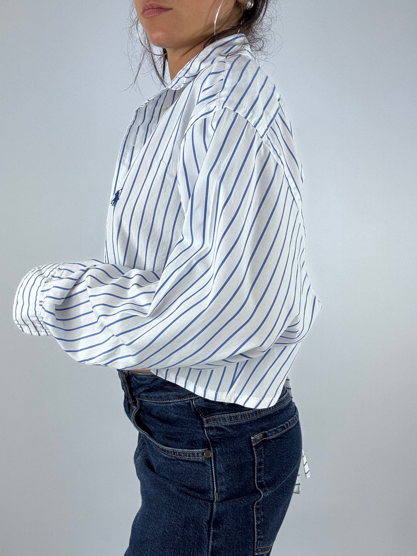 Chemise upcyclée dos nu blanche à rayures bleues