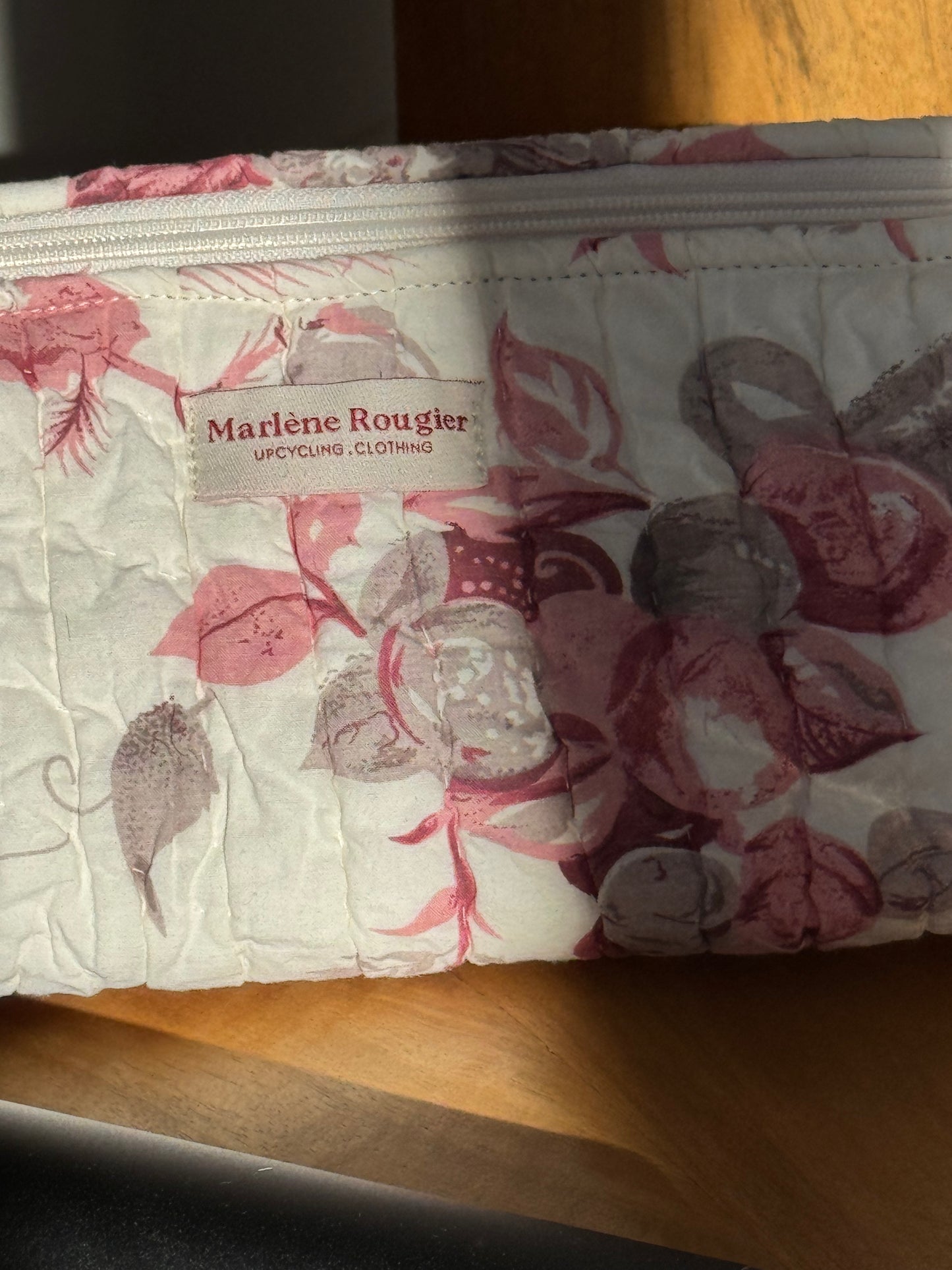 Trousse upcyclée matelassée blanche à fleurs