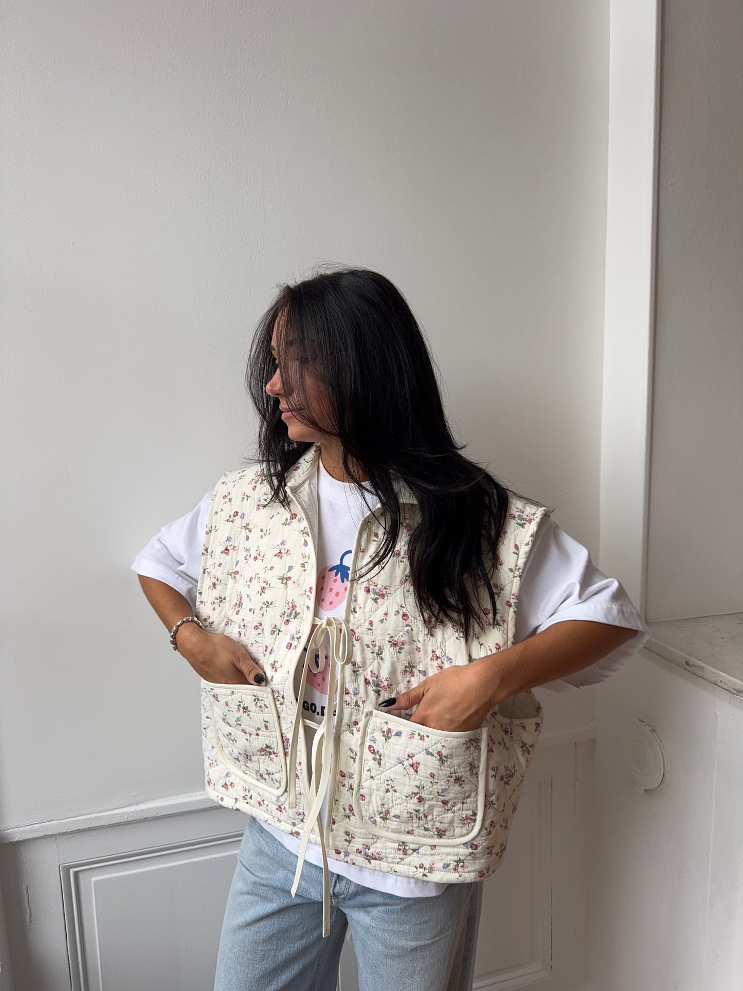Veste sans manches upcyclée écru à fleurs