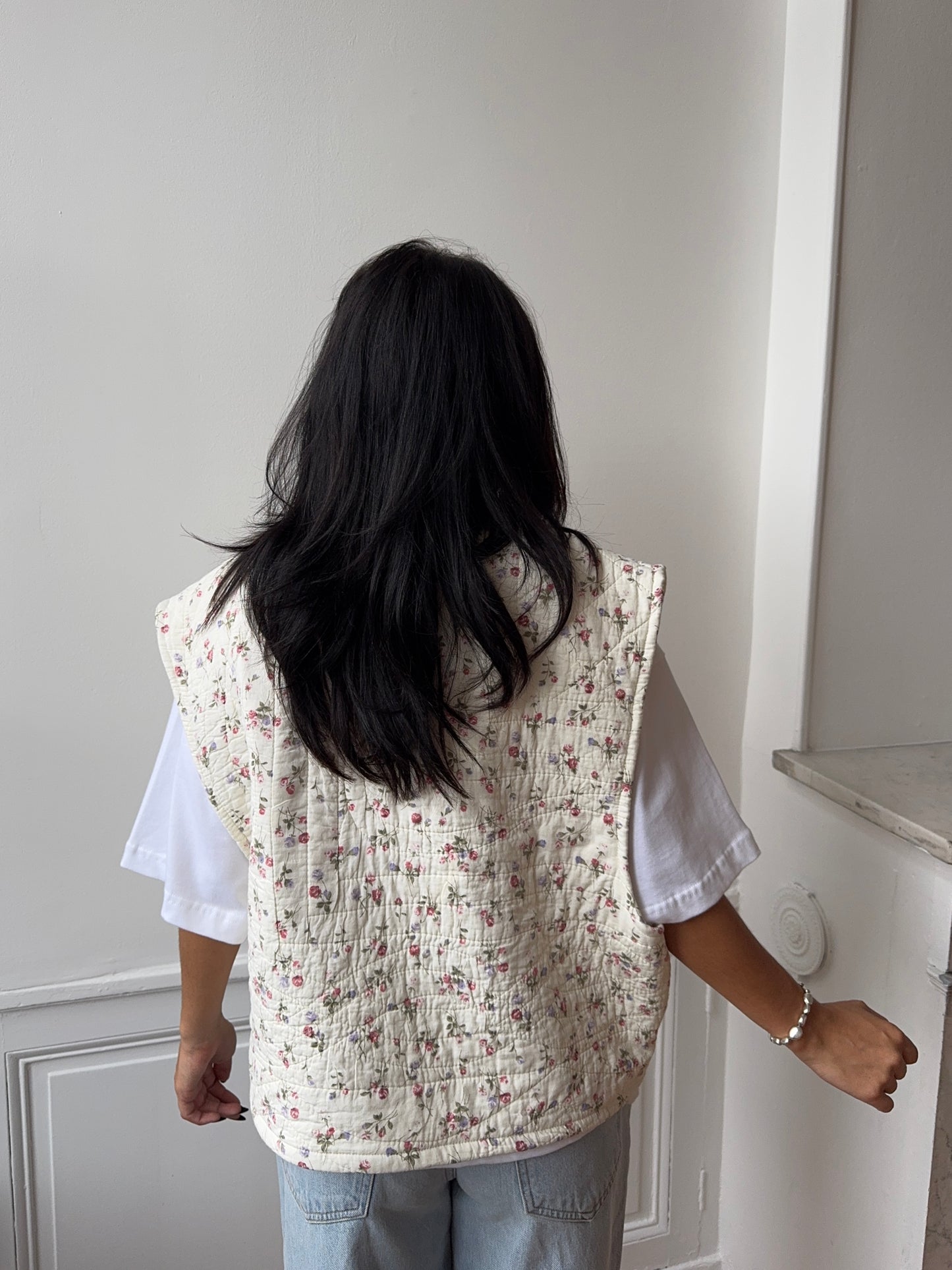 Veste sans manches upcyclée écru à fleurs