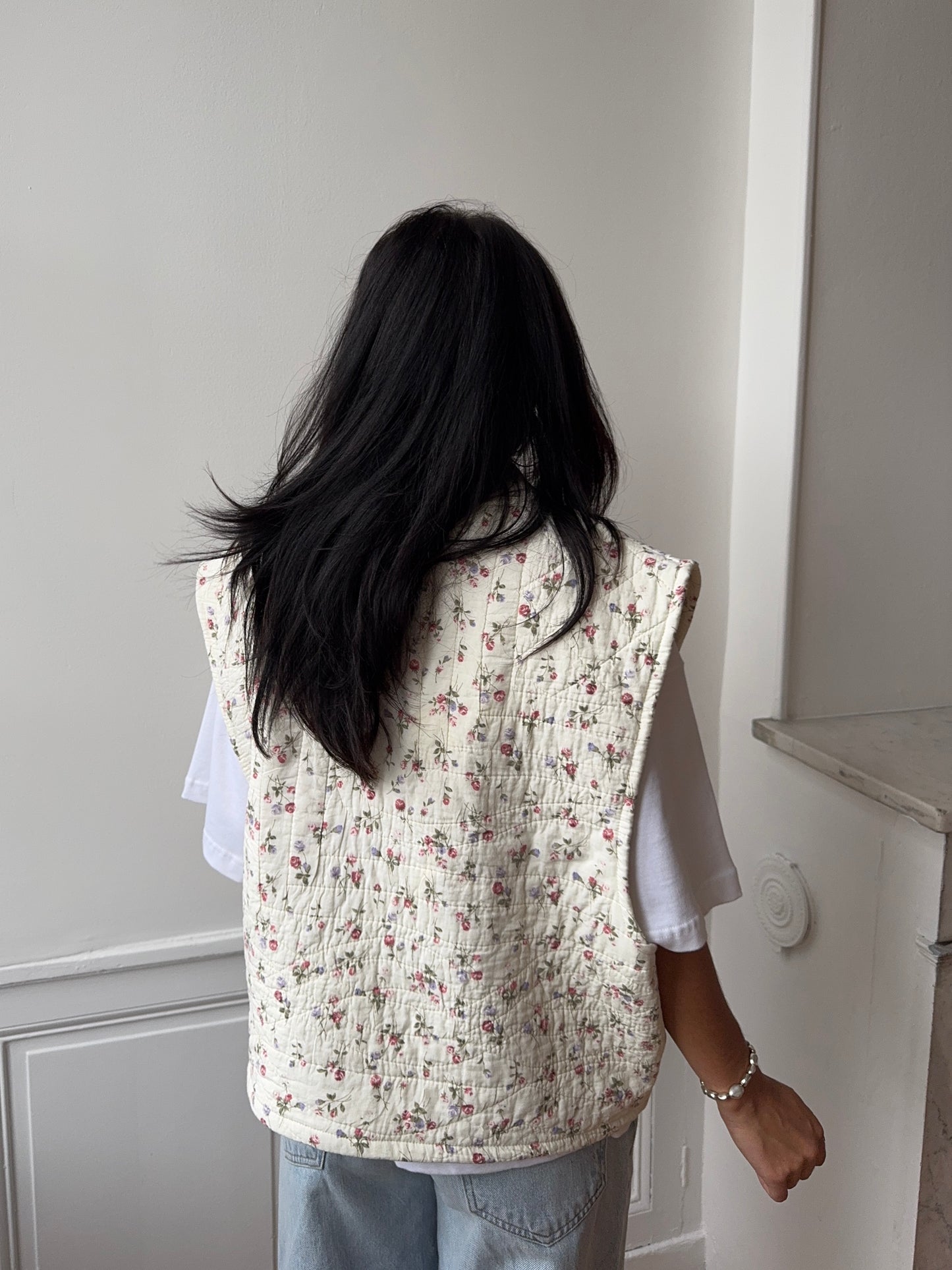 Veste sans manches upcyclée écru à fleurs