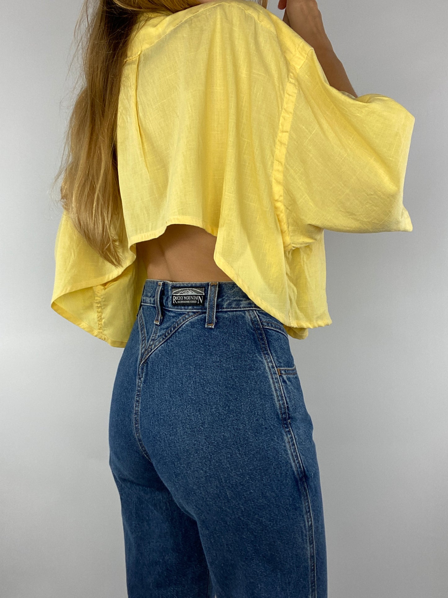 Chemisette upcyclée dos nu lin jaune