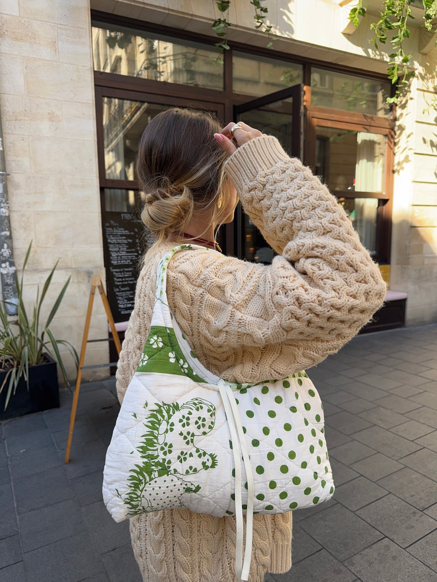 Sac upcyclé matelassé blanc à motifs verts