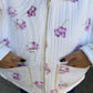 Veste upcyclée matelassée blanche à fleurs violettes