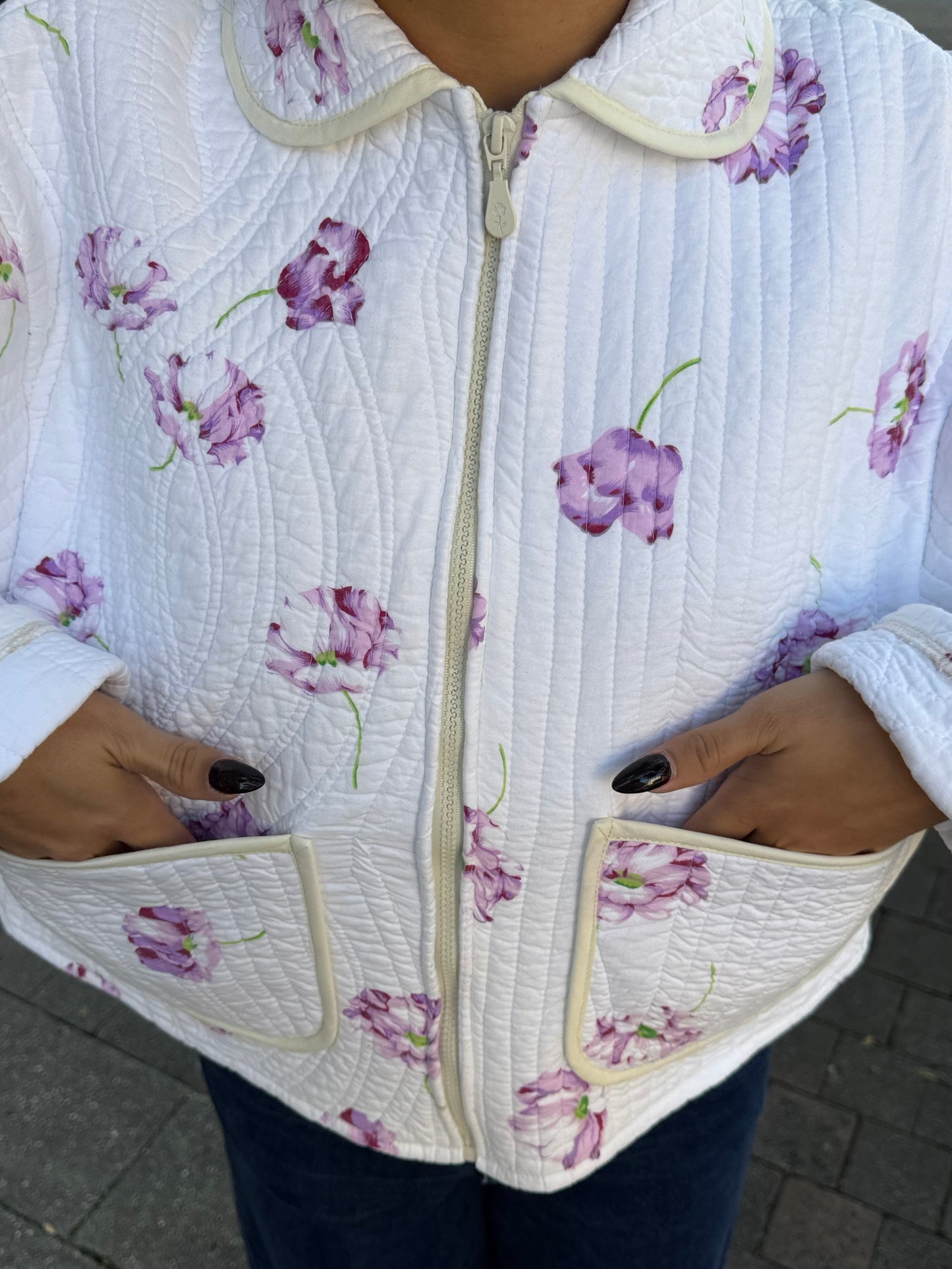 Veste upcyclée matelassée blanche à fleurs violettes