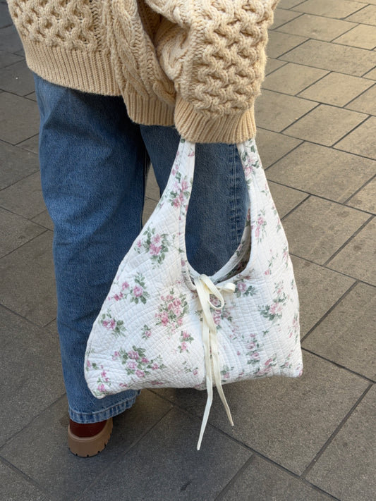 Sac upcyclé matelassé blanc à fleurs