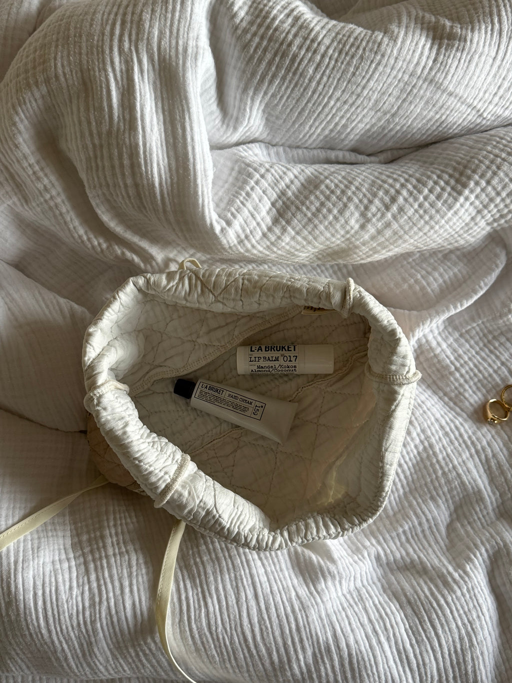 Trousse upcyclée matelassée écrue fleurie et marron clair