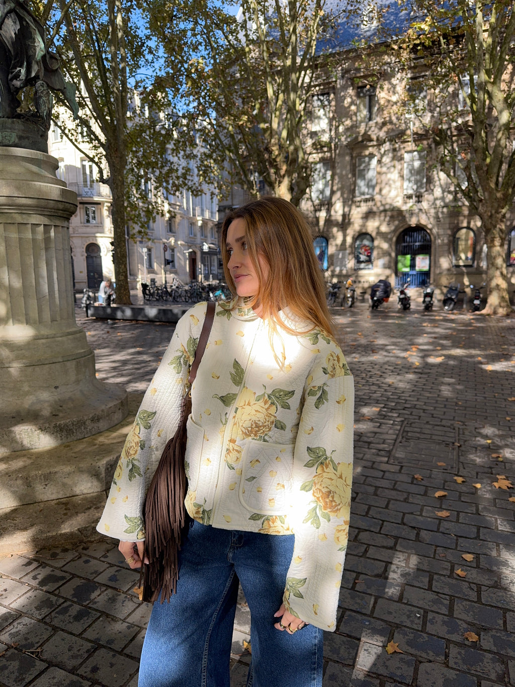 Veste upcyclée matelassée blanche à fleurs jaunes