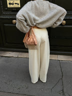 Pantalon écru à fines rayures bleues