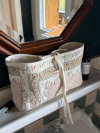 Trousse upcyclée matelassée écrue fleurie et marron clair