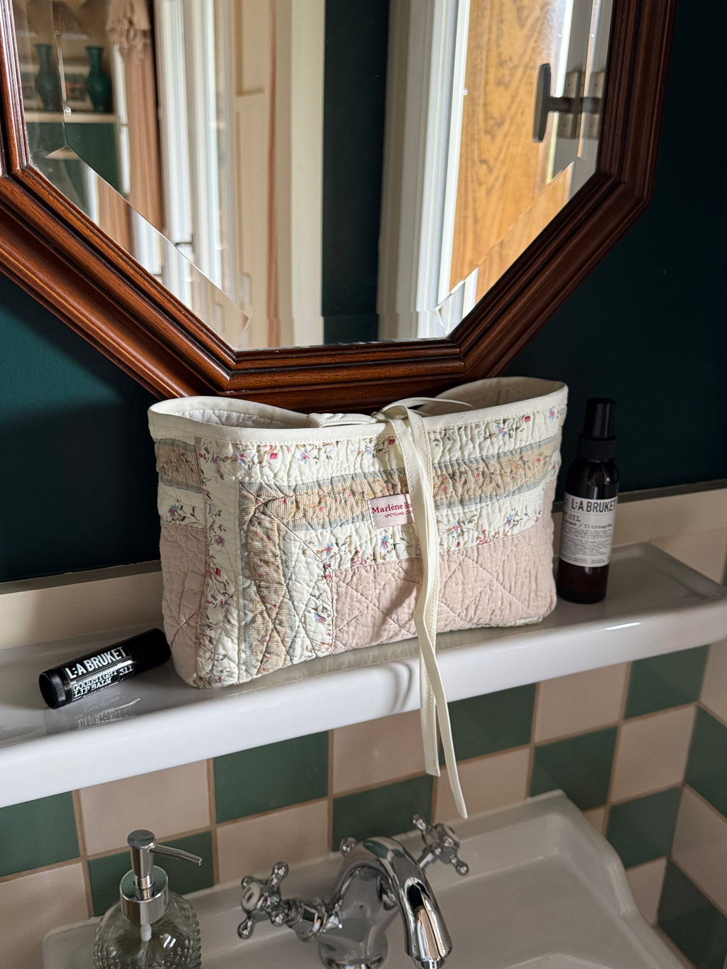 Trousse upcyclée matelassée écrue fleurie et marron clair