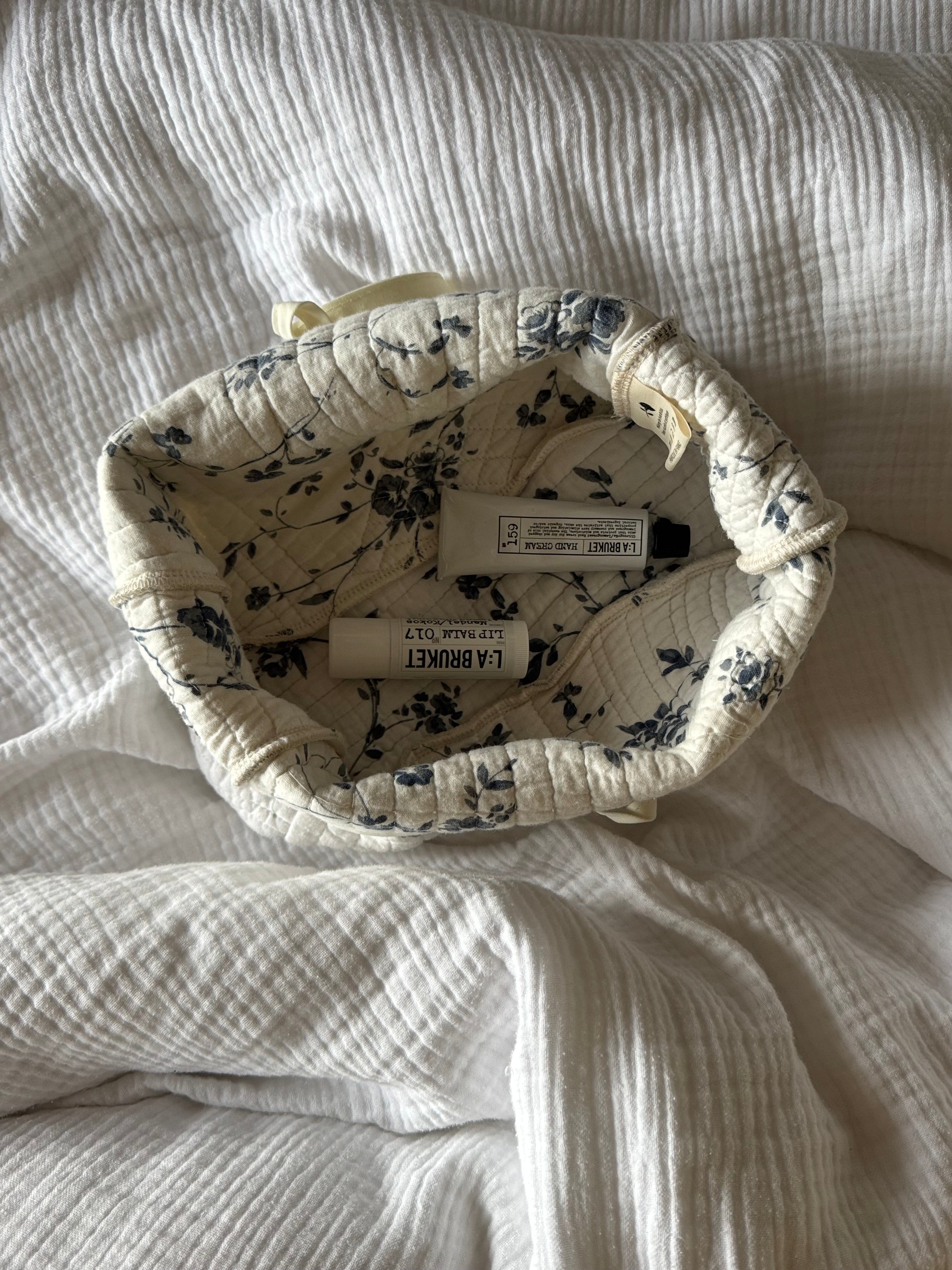 Trousse upcyclée matelassée blanche à motif bleu