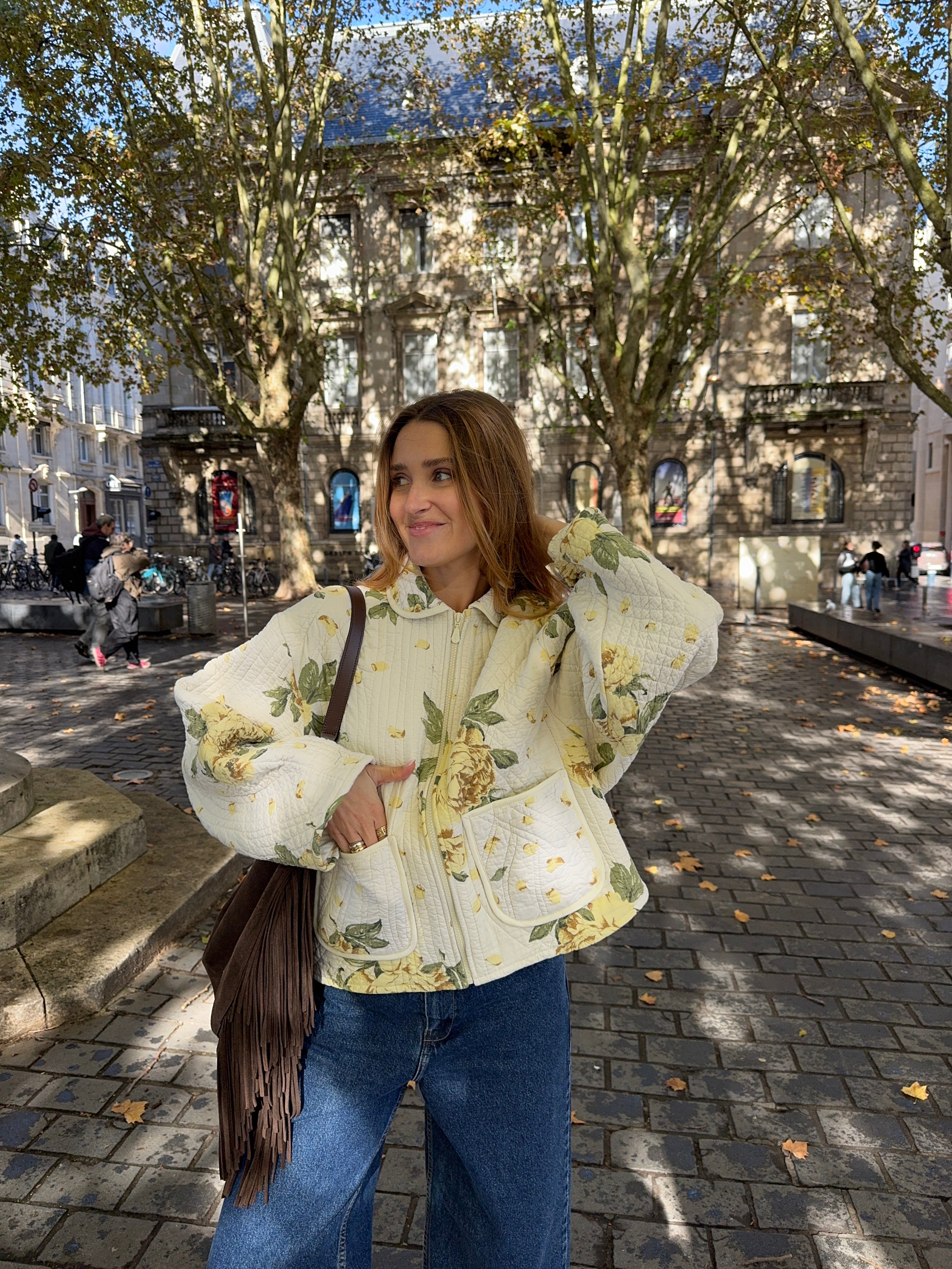 Veste upcyclée matelassée blanche à fleurs jaunes