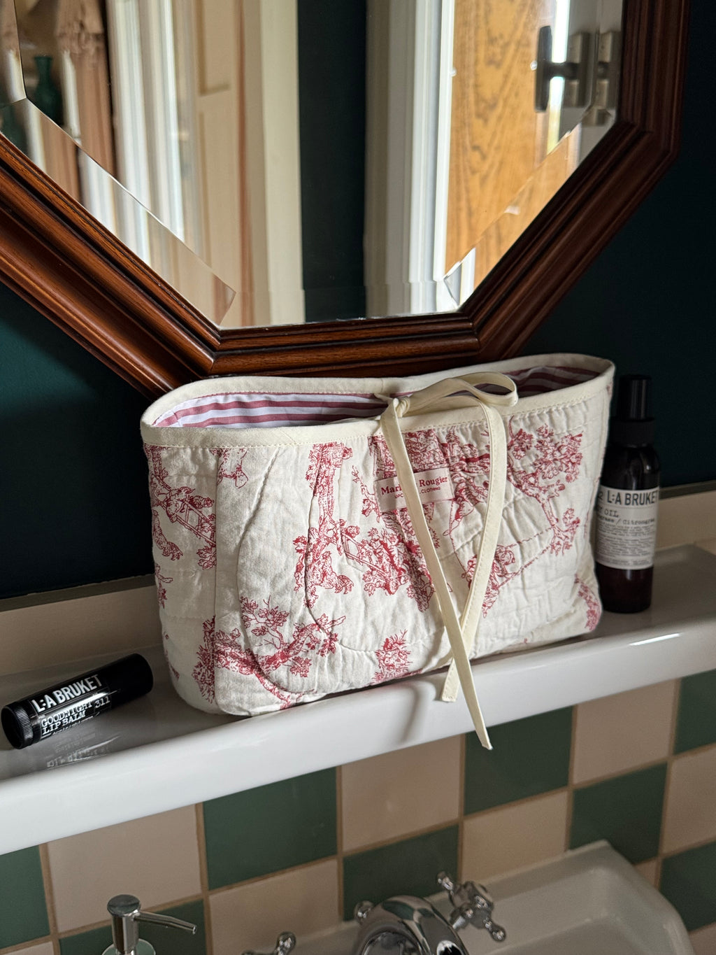 Trousse upcyclée matelassée blanche à motifs rouges