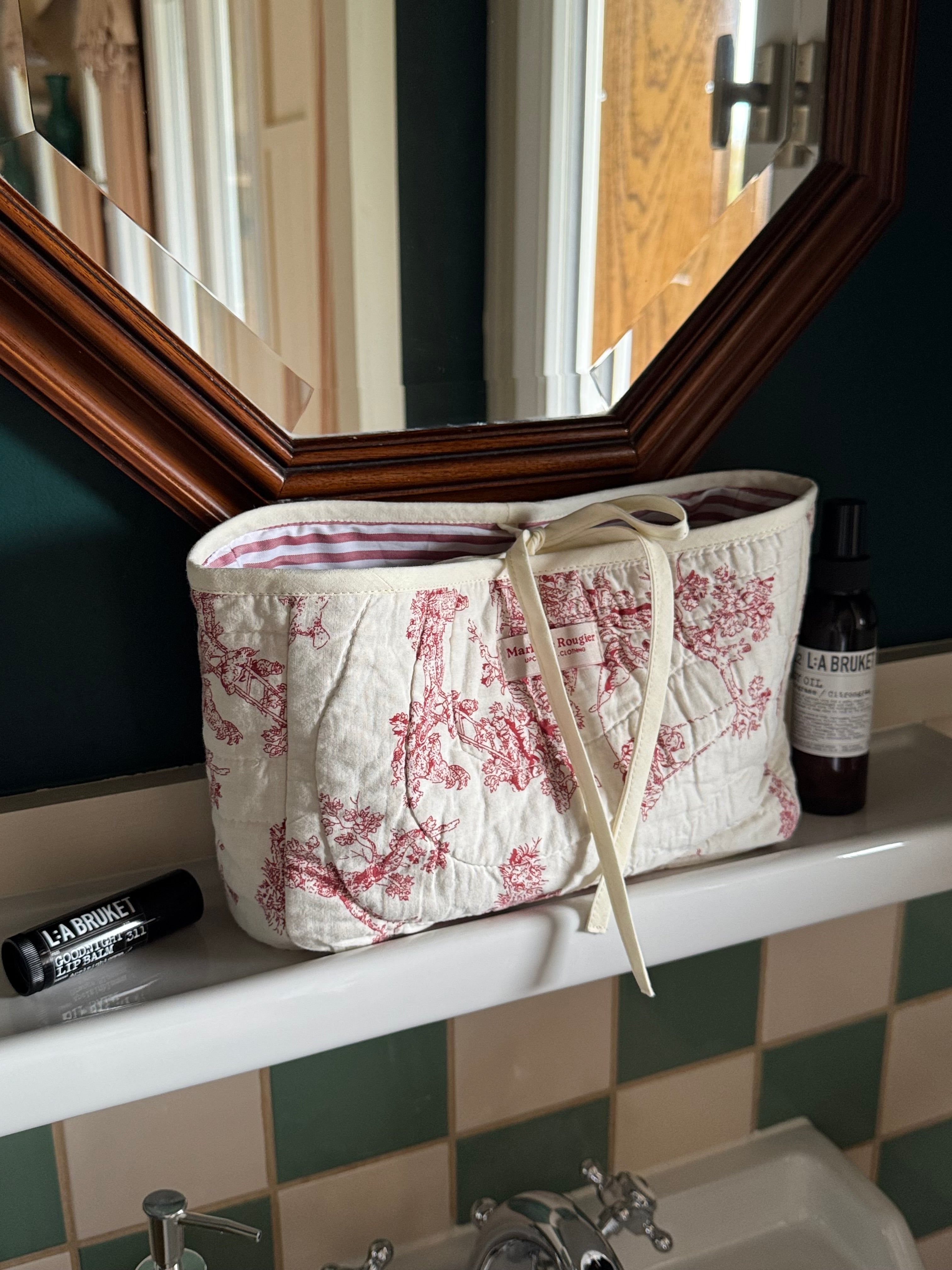 Trousse upcyclée matelassée blanche à motifs rouges