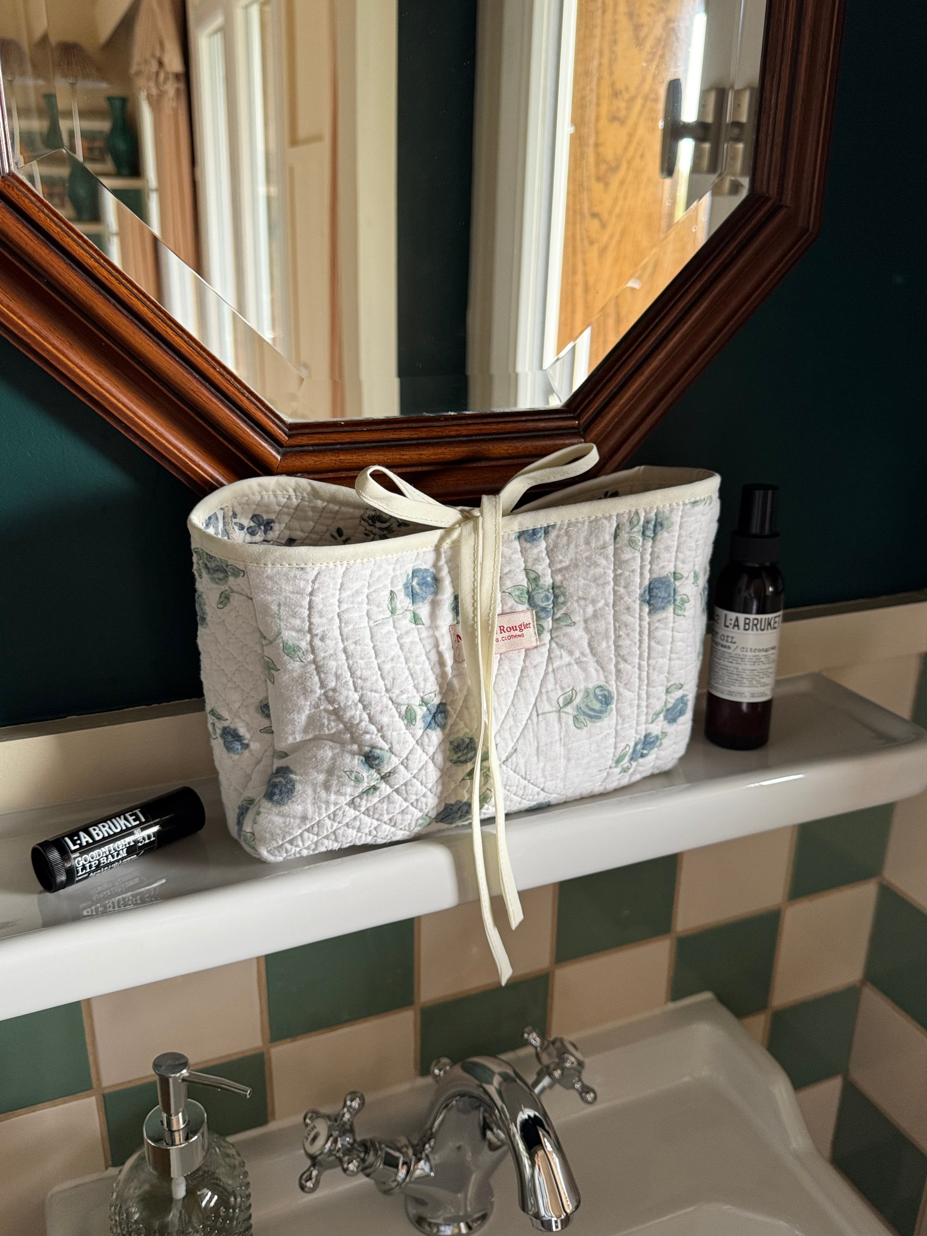 Trousse upcyclée matelassée blanche à motif bleu