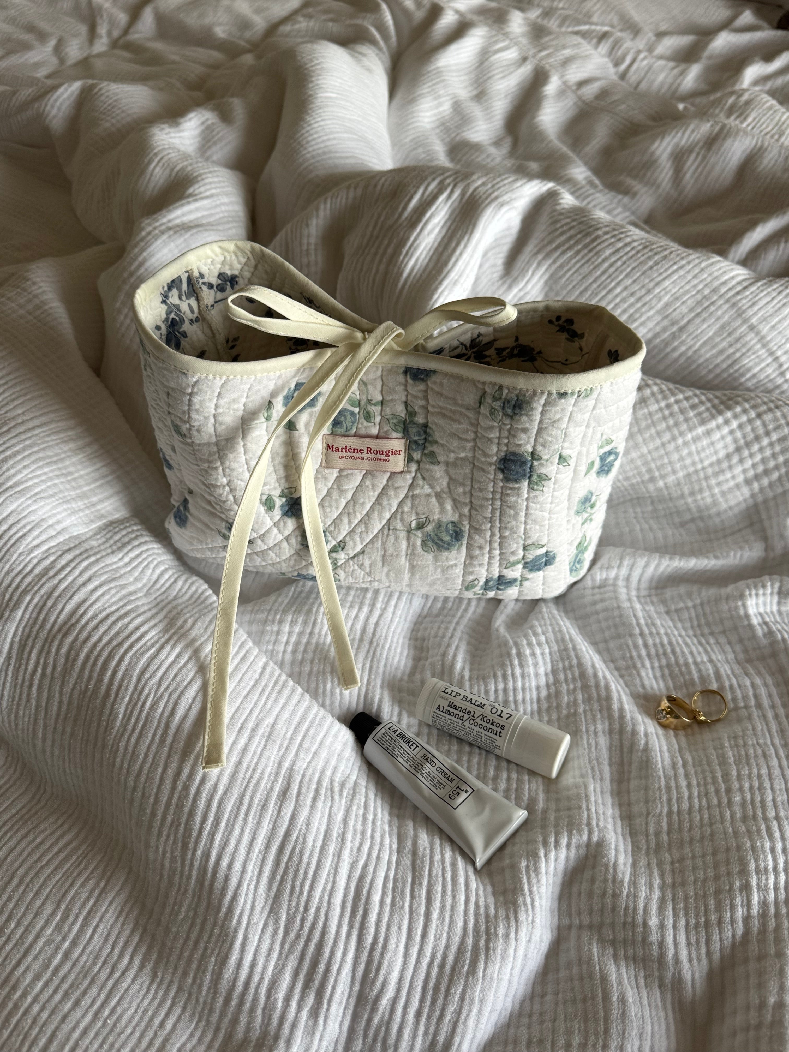 Trousse upcyclée matelassée blanche à motif bleu
