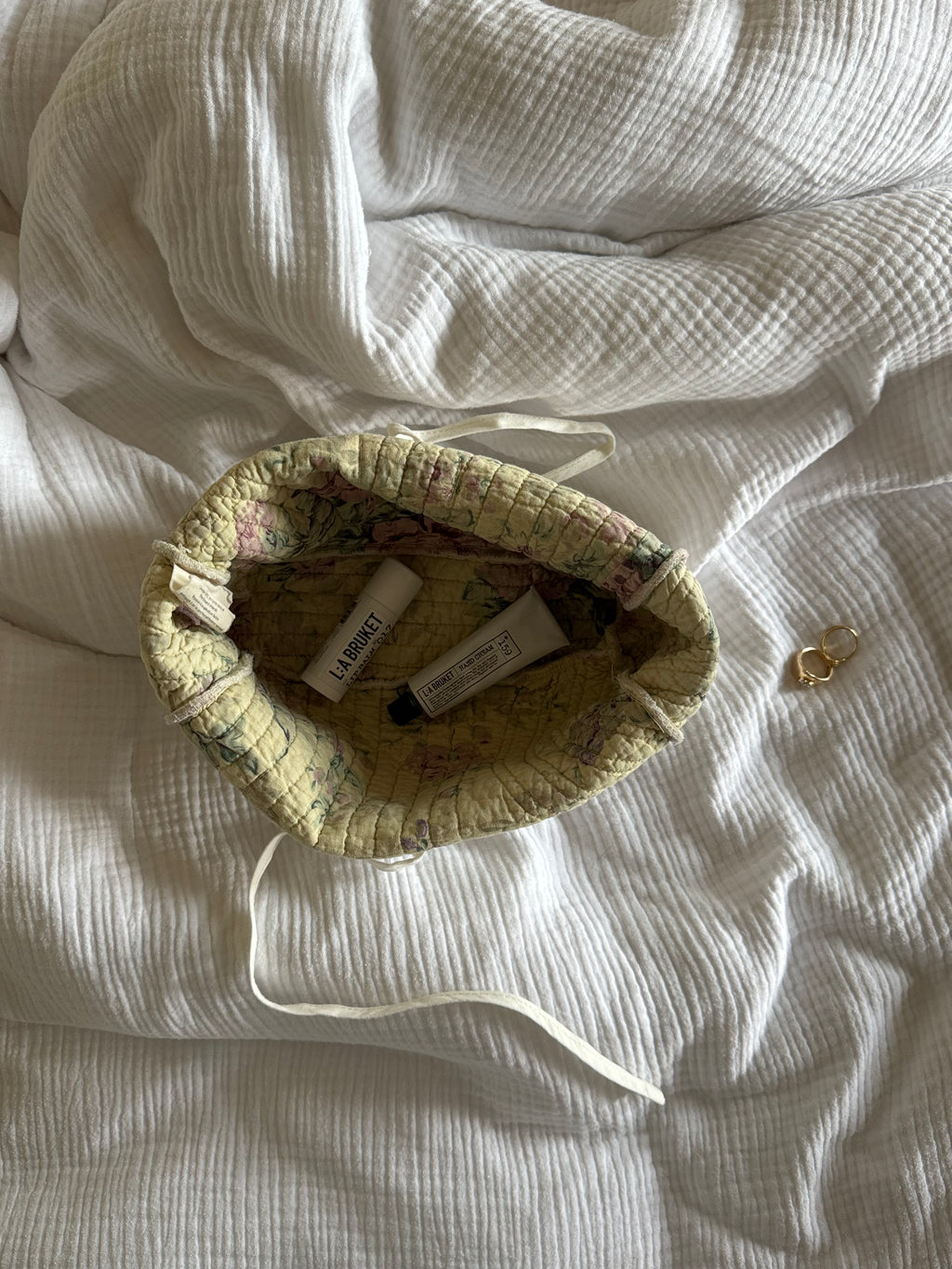 Trousse upcyclée matelassée blanche à motifs