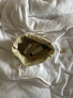 Trousse upcyclée matelassée blanche à motifs