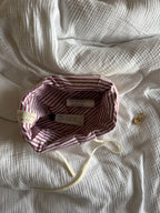 Trousse upcyclée matelassée blanche à motifs rouges