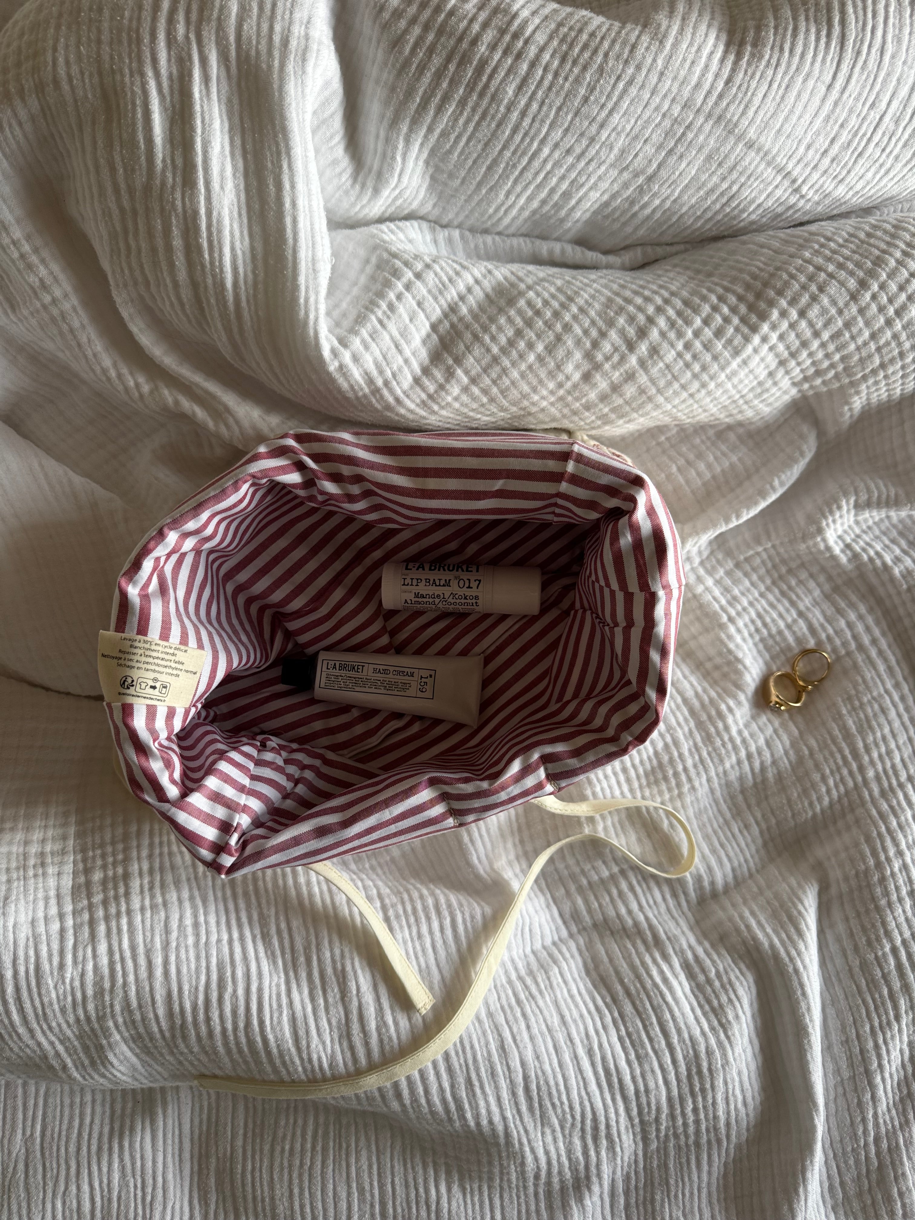 Trousse upcyclée matelassée blanche à motifs rouges