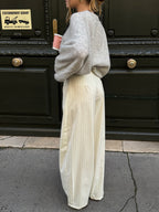 Pantalon écru à fines rayures bleues