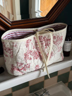 Trousse upcyclée matelassée blanche à motifs rouges