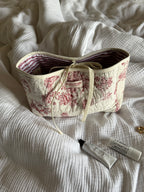 Trousse upcyclée matelassée blanche à motifs rouges