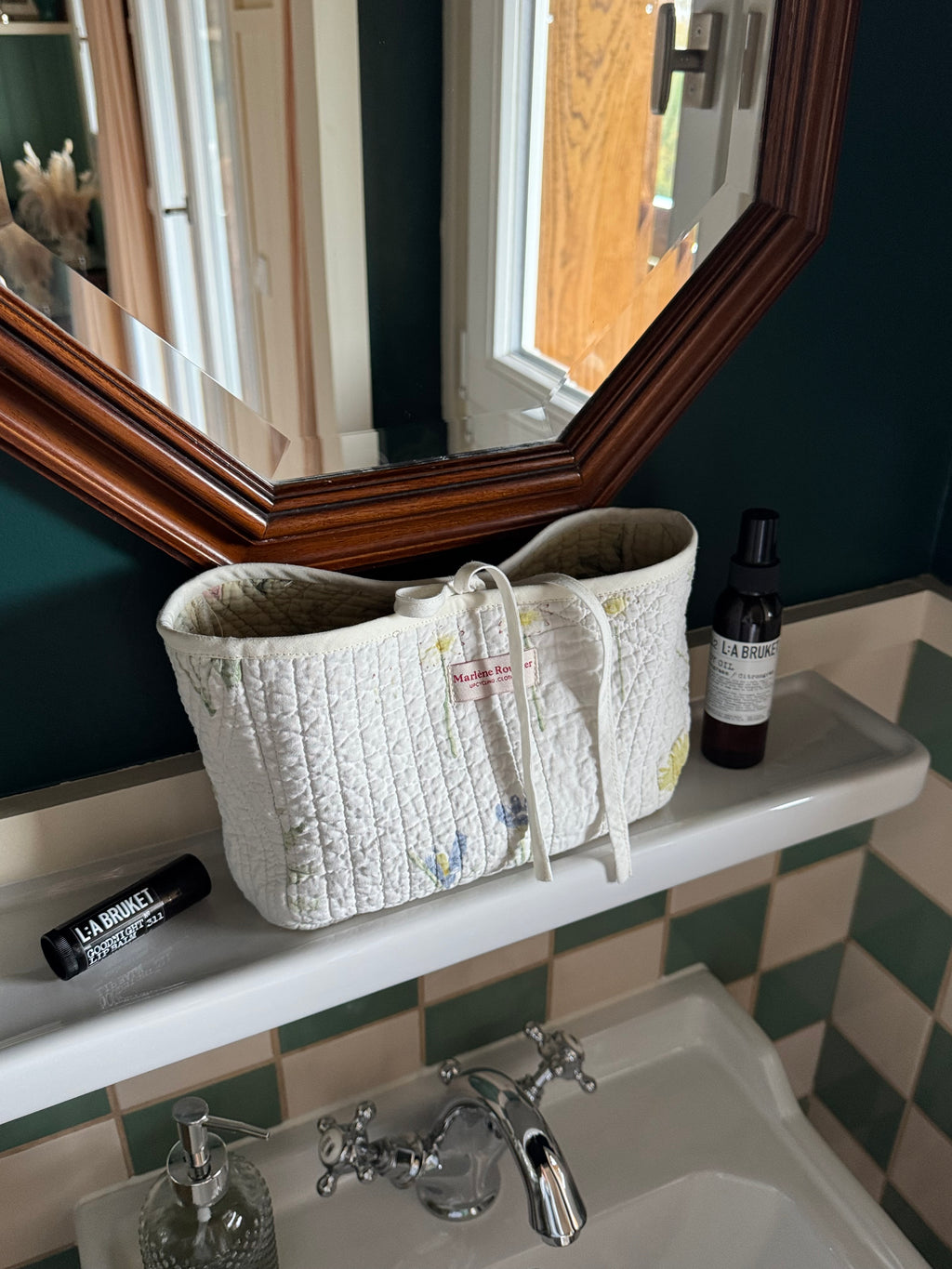Trousse upcyclée matelassée blanche à motifs