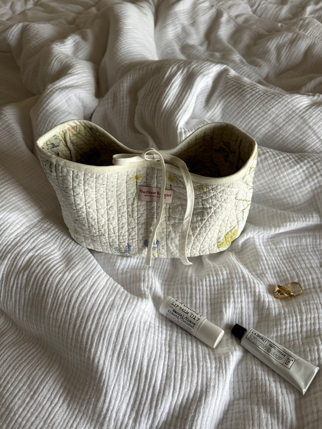 Trousse upcyclée matelassée blanche à motifs