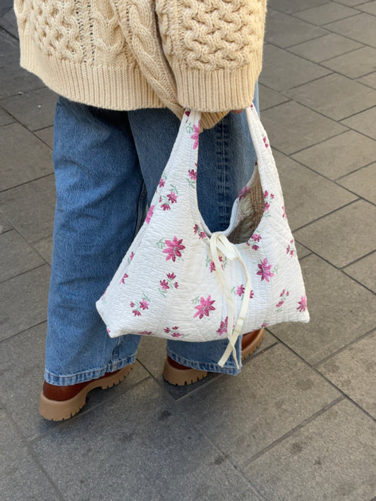 Sac upcyclé matelassé blanc à fleurs