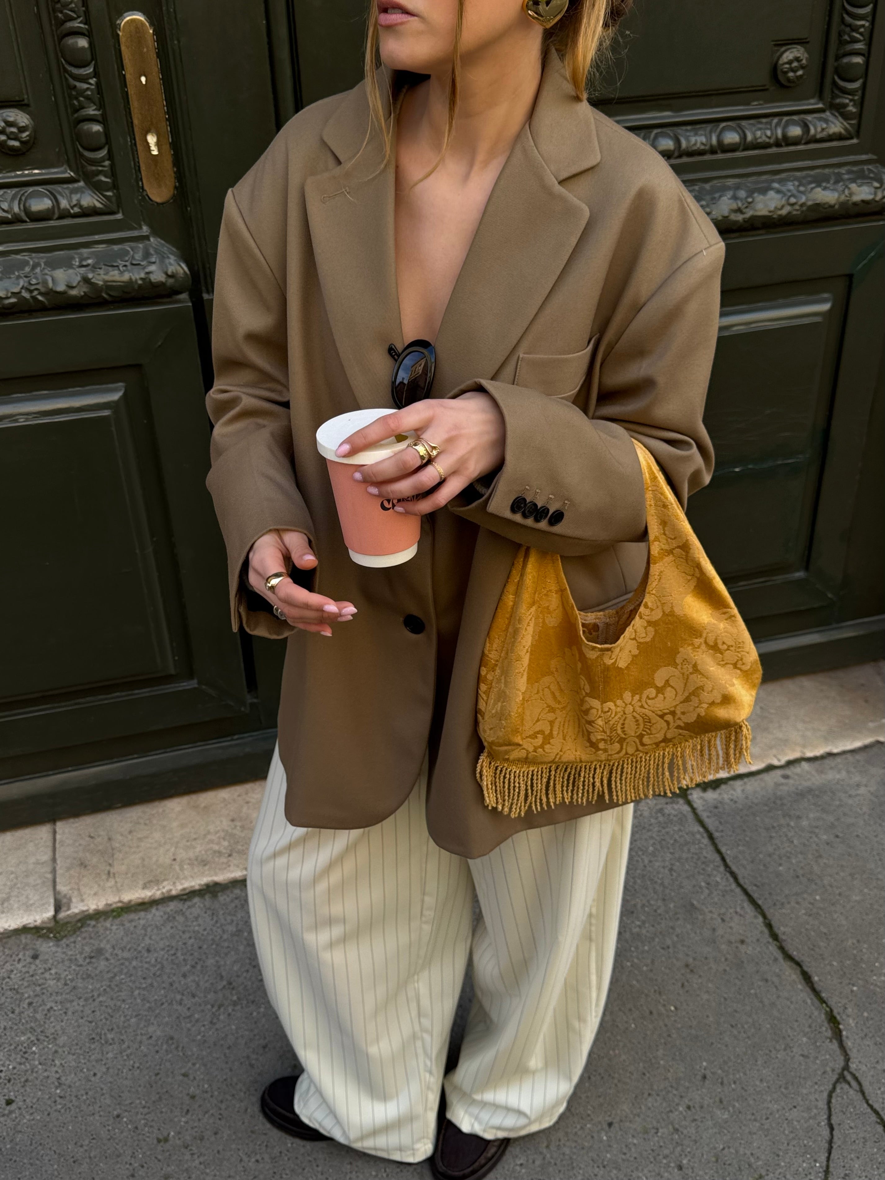 Pantalon écru à fines rayures bleues