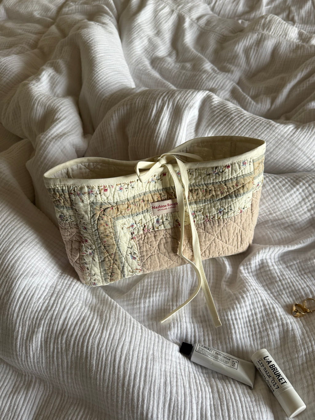 Trousse upcyclée matelassée écrue fleurie et marron clair