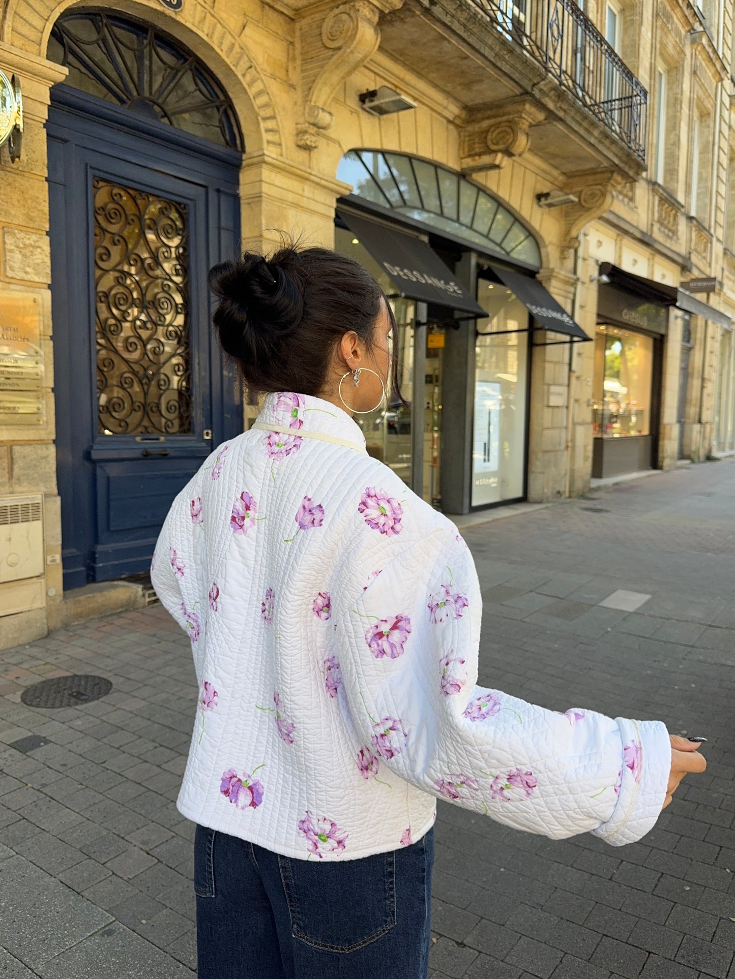 Veste upcyclée matelassée blanche à fleurs violettes