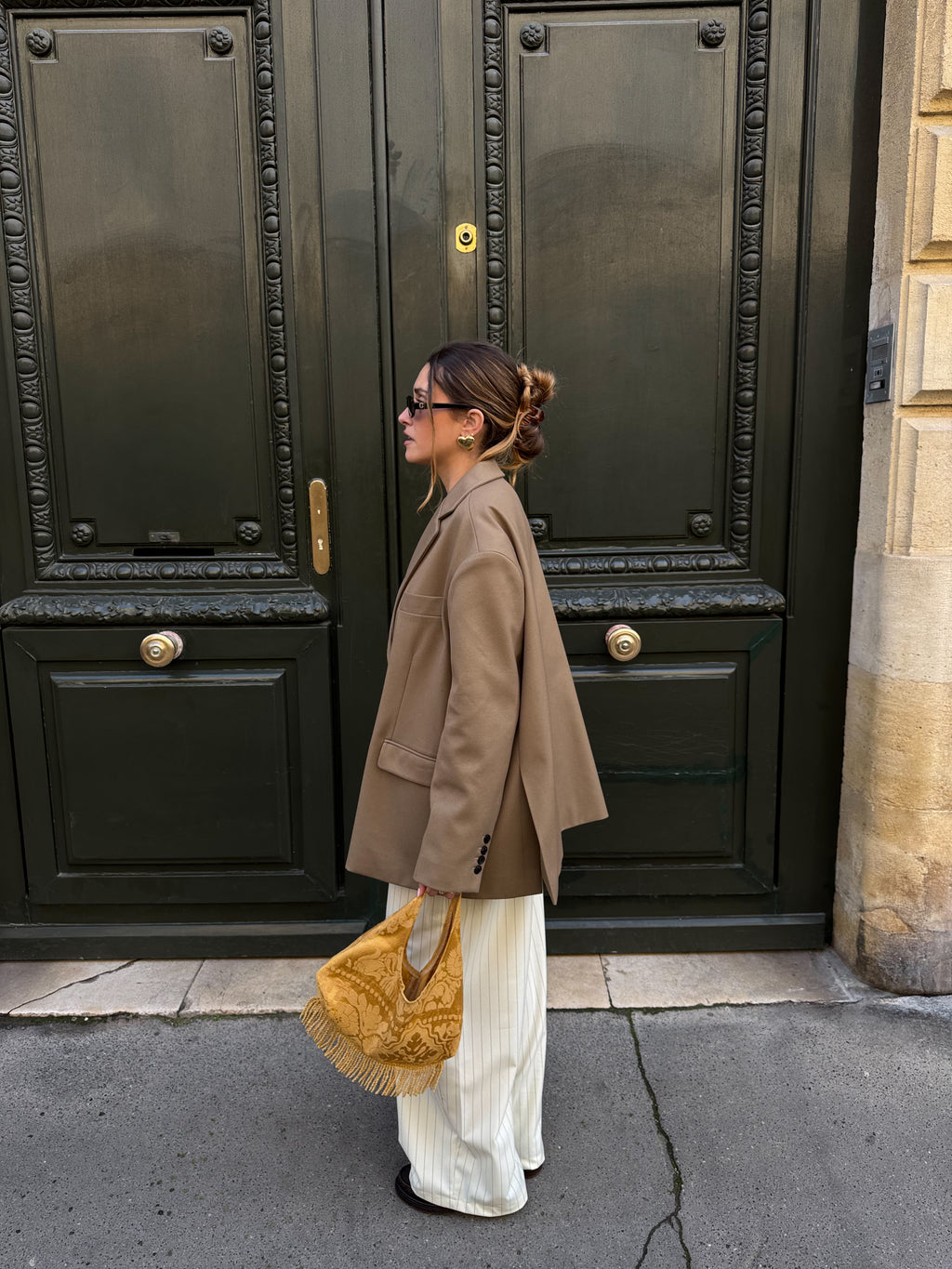 Pantalon écru à fines rayures bleues
