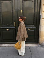 Pantalon écru à fines rayures bleues